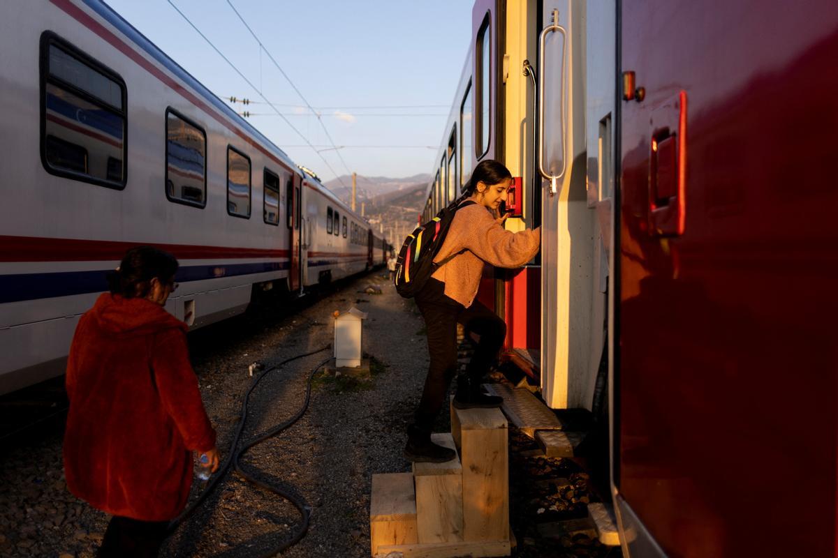 Vivir en un tren: la única salida de muchas familias tras el terremoto en Turquía