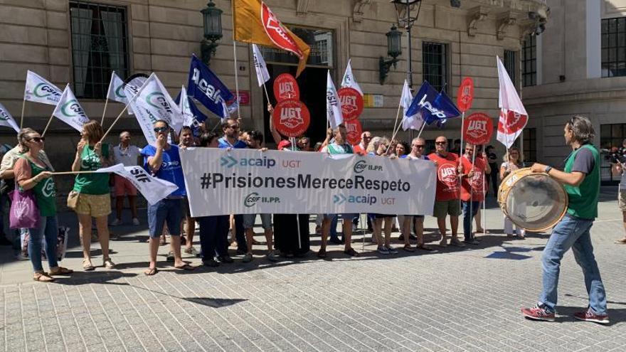 Los sindicatos de ACAIP-UGT y CSIF ayer en la manifestación ante la Delegación de Gobierno.