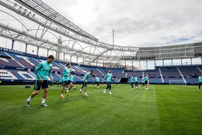 Primer entrenamiento del Levante UD en el nuevo Ciutat