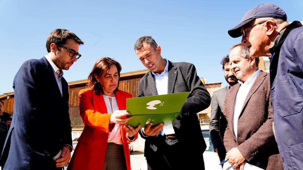 Sebastià Prat comparteix el desenvolupament del polígon d'Olvan a Sílvia Paneque i Daniel Pérez