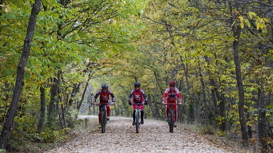 Tres cicloturistas por una de las Vías Verdes de Extremadura.