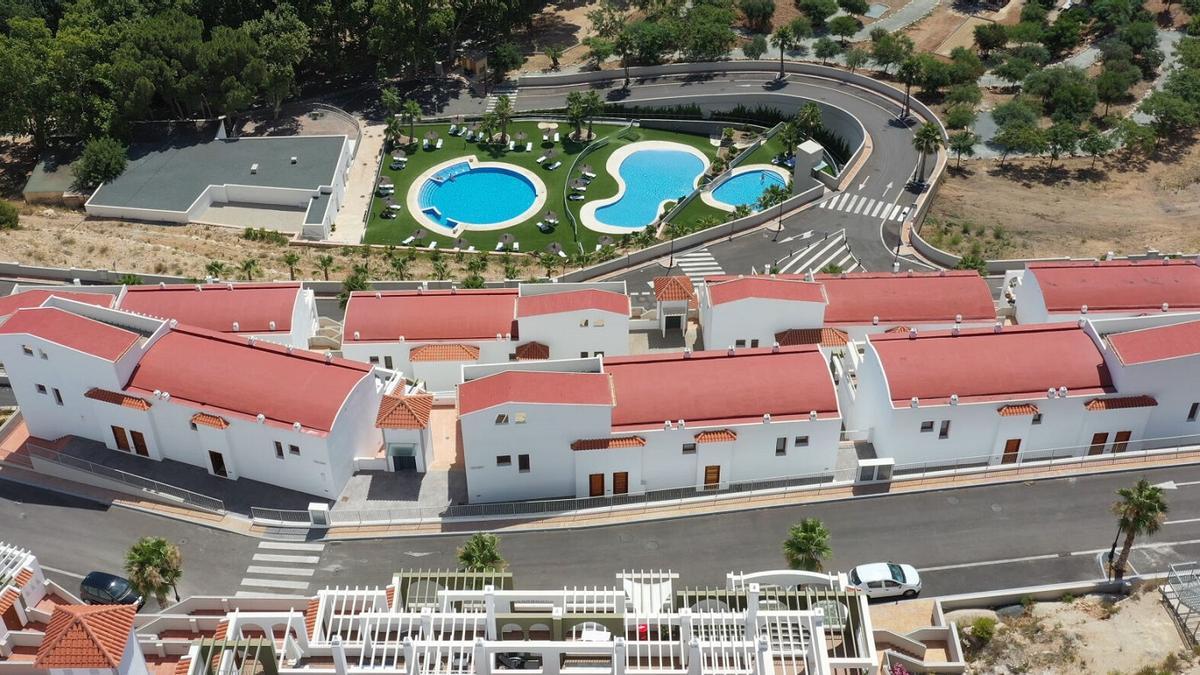 La urbanización cuenta con piscinas, gimnasio y club social.