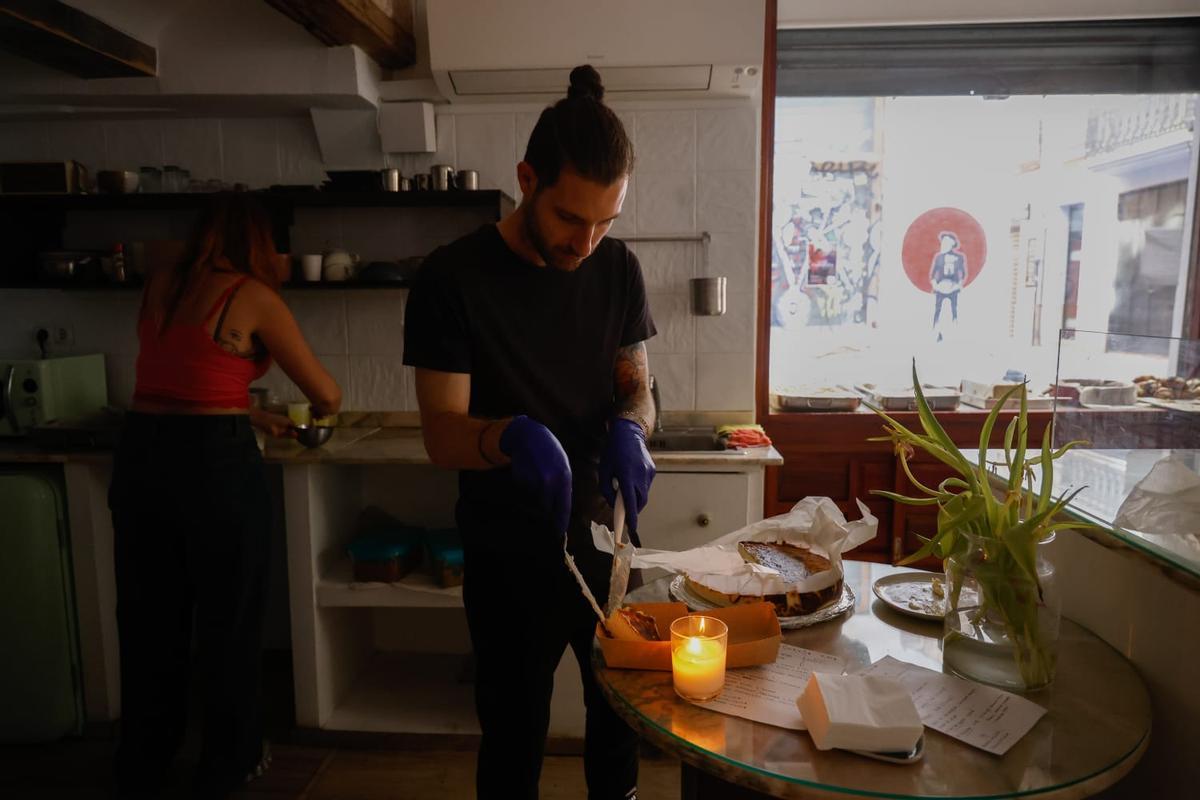 Bares con iluminación de velas en València, ante el apagón eléctrico.