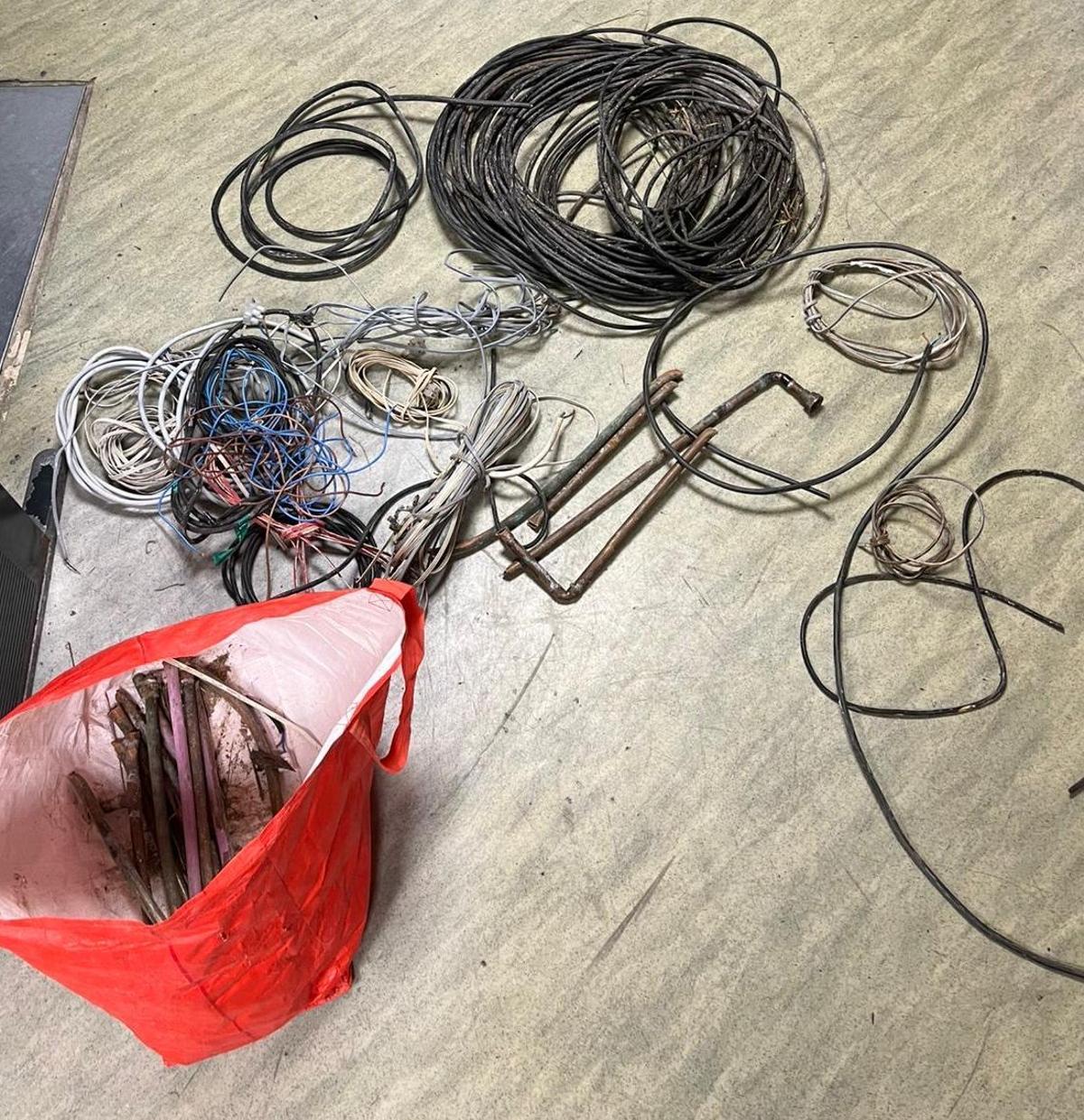 El cablejat i els tubs de coure que el lladre va robar de la masia de Sarrià de Ter.