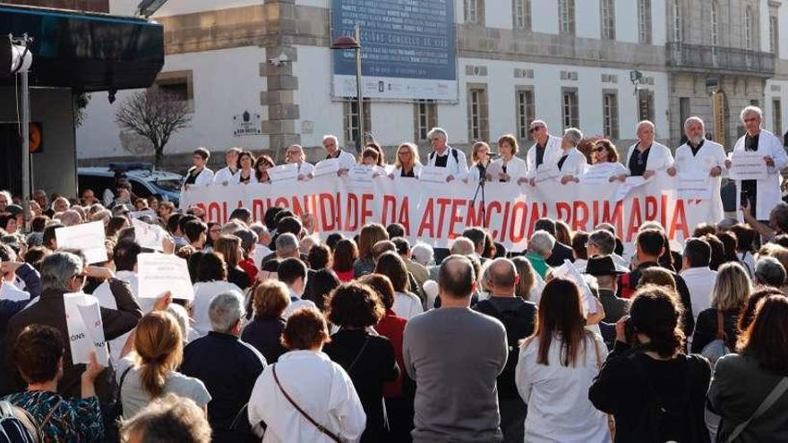 Centenares de vigueses se concentraron ayer en apoyo de los médicos de Atención Primaria. // J. Lores