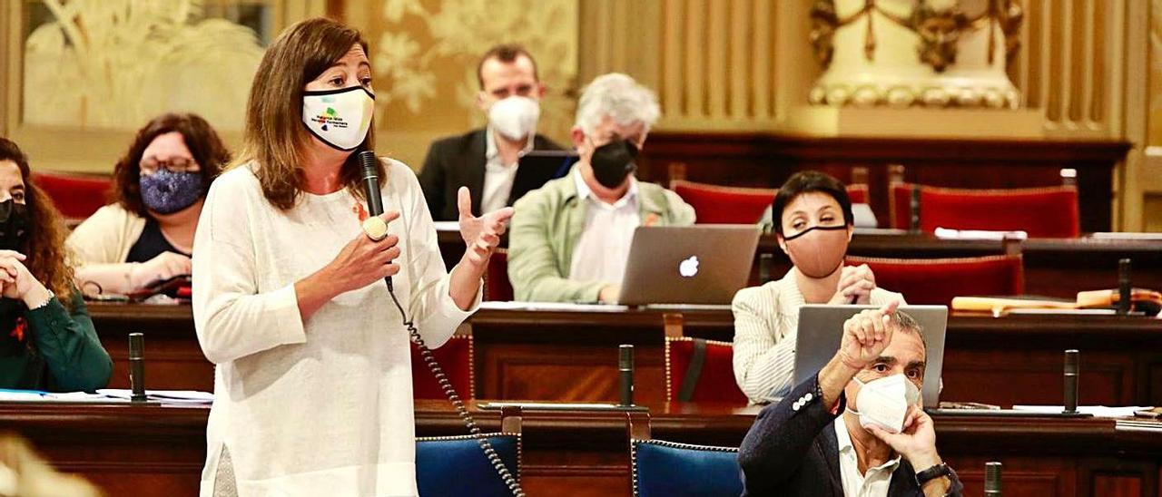 Francina Armengol, durante una de sus intervenciones de ayer en el pleno del Parlament.