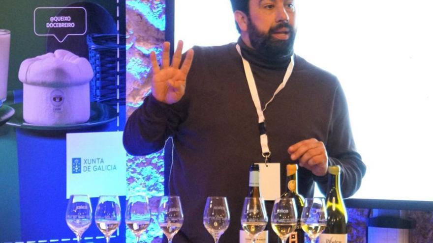 El sumiller estradense Nacho Costoya fue el encargado de dirigir la cata de vinos con Indicación Xeográfica Protexida / jesús prieto