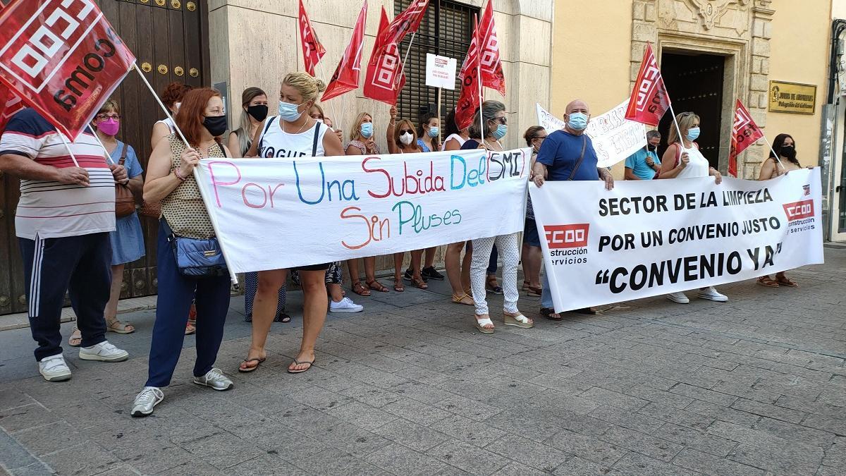 Protesta de CCOO para exigir avances en el convenio de la limpieza.