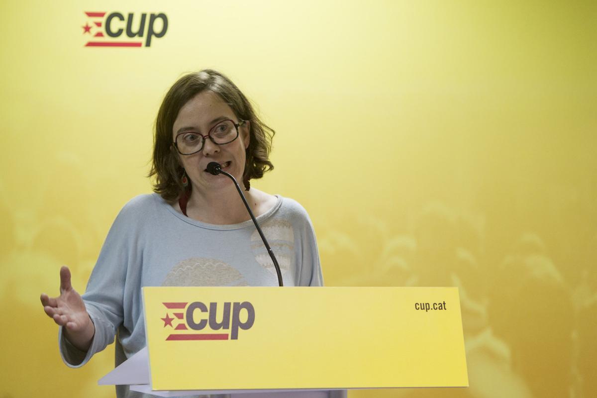 GRA445. BARCELONA, 12/05/2016.- La diputada de la CUP, Eulàlia Reguant, durante la conferencia política bajo el título ¿Qué entendemos por presupuestos de ruptura?, celebrada hoy en Barcelona, en la que la formación anticapitalista propone incorporar a los Presupuestos de la Generalitat todas las tasas e impuestos actualmente suspendidos por el Tribunal Constitucional como son los depósitos bancarios, nucleares o viviendas vacías, recuperar el de sucesiones y reconvertir el de patrimonio para gravar grandes fortunas. EFE/Quique García