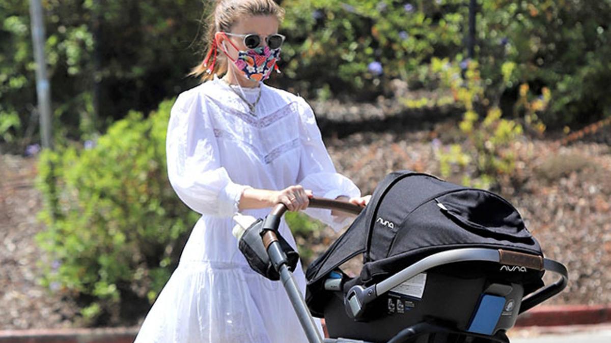 Kate Mara pasea con su hija por Los Ángeles