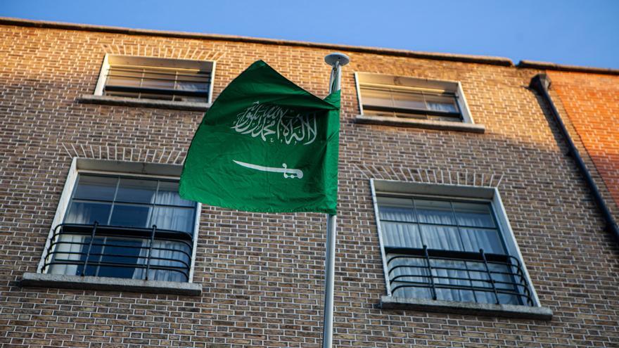Bandera de Arabia Saudí frente a un edificio.