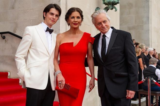 Dylan Doglas, Catherine Zeta-Jones y Michael Douglas