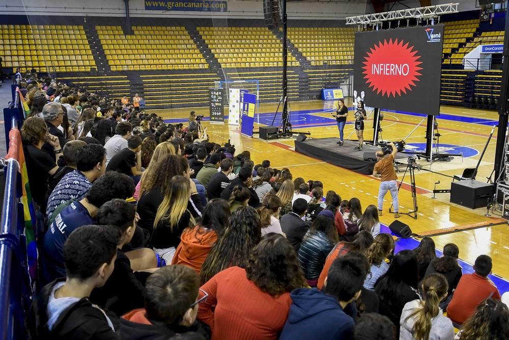 La diputada Carla Antonelli, con estudiantes de Secundaria en el Centro Insular de Deportes