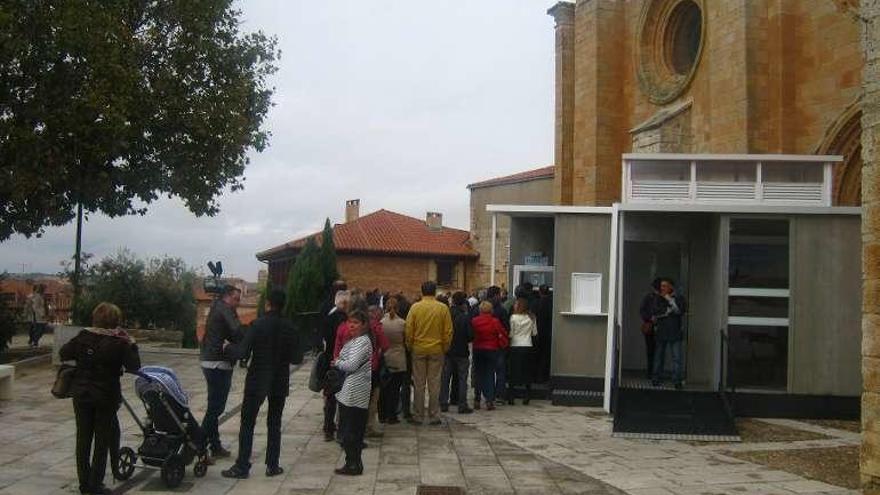 Visitantes aguardan en la cola para acceder a la Colegiata.