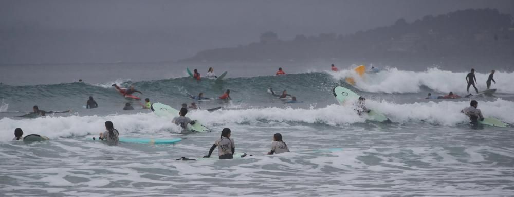 Los surfistas disfrutan de las olas en Patos