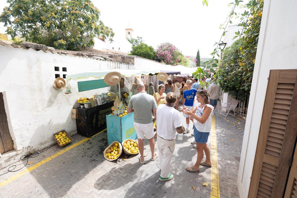 Galería: el mercadillo de Sant Joan en plena temporada de verano