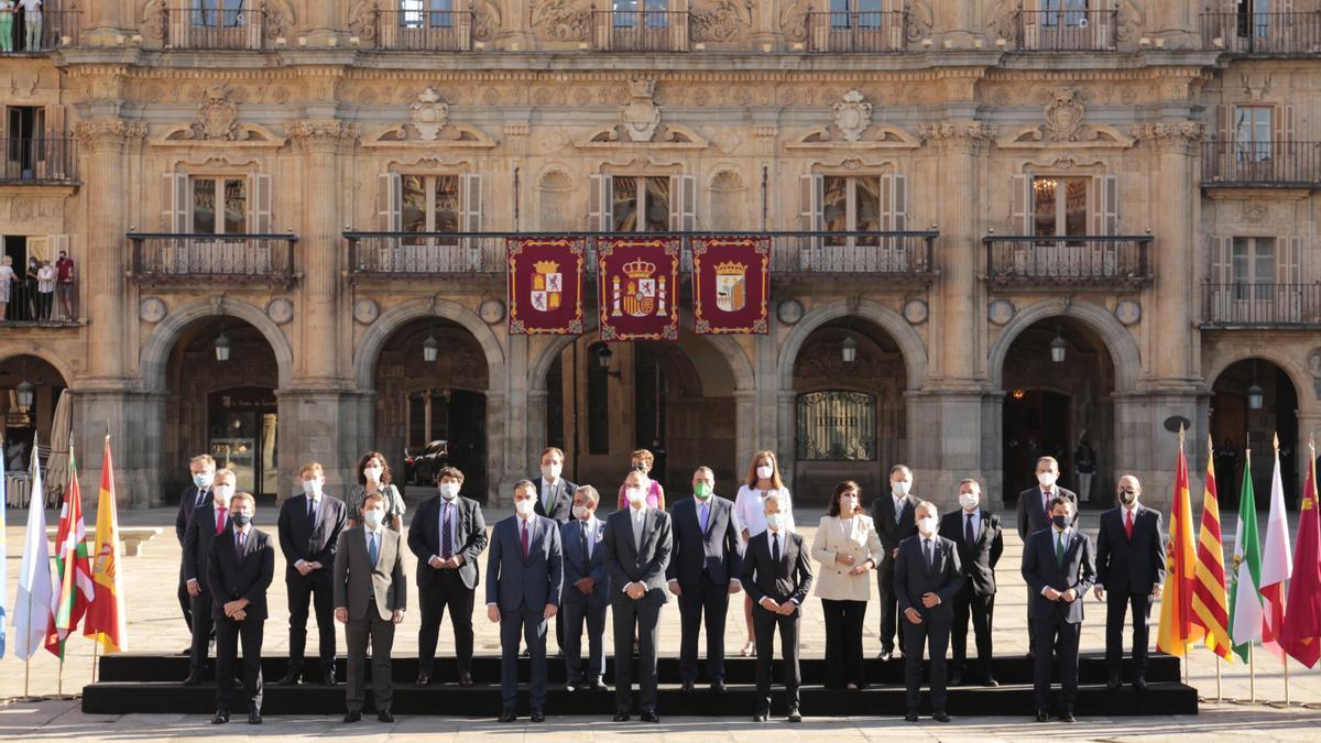 Foto de familia de una de las recientes Conferencias de Presidentes, celebrada en Salamanca, con Lambán y Moreno Bonilla al lado, a la derecha de la imagen.