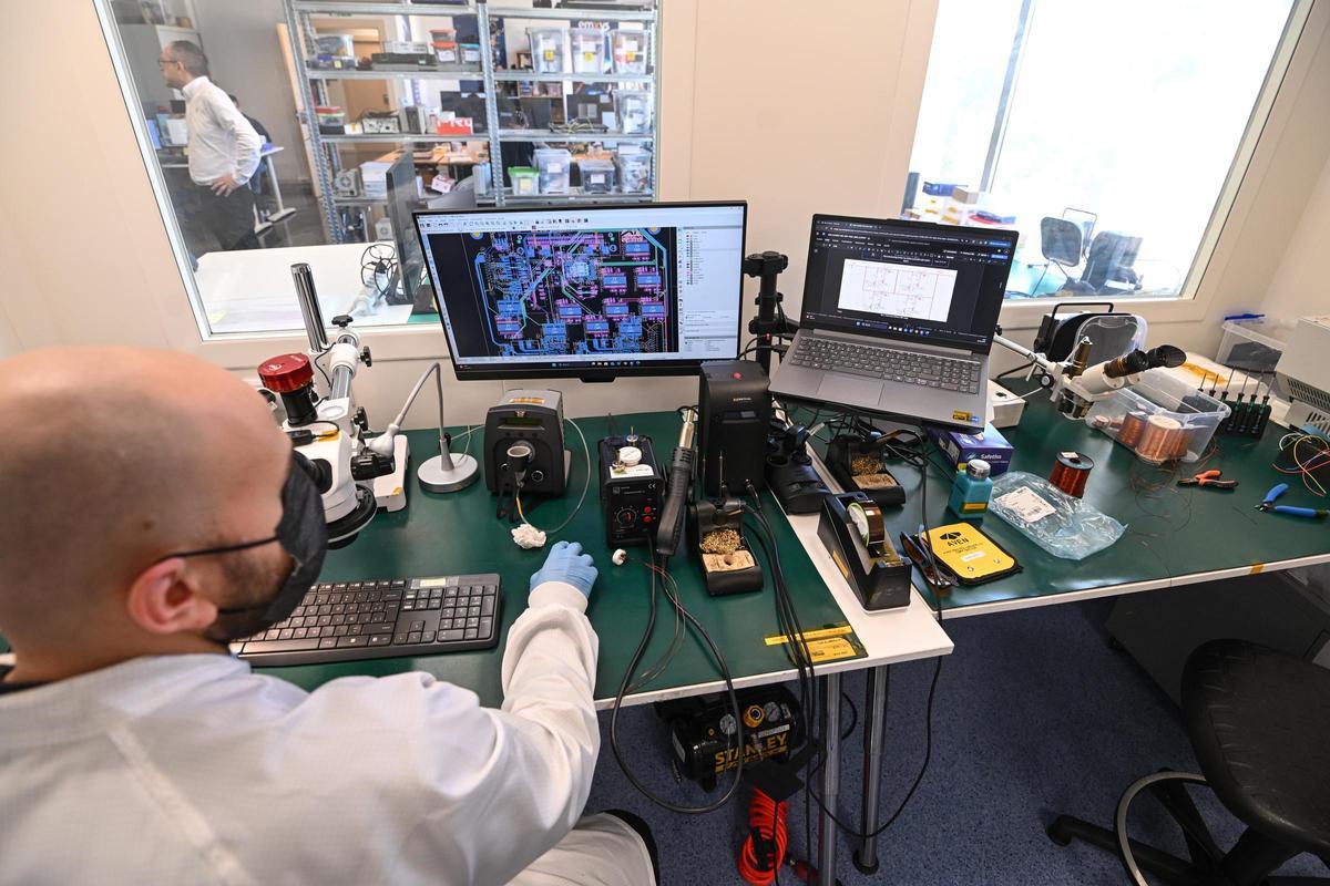 Interior de uno de los laboratorios de la empresa que trabaja con satélites desde Elche.