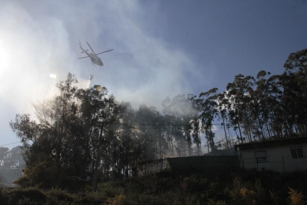 Un incendio cerca de casas desata la alarma en Vilaboa