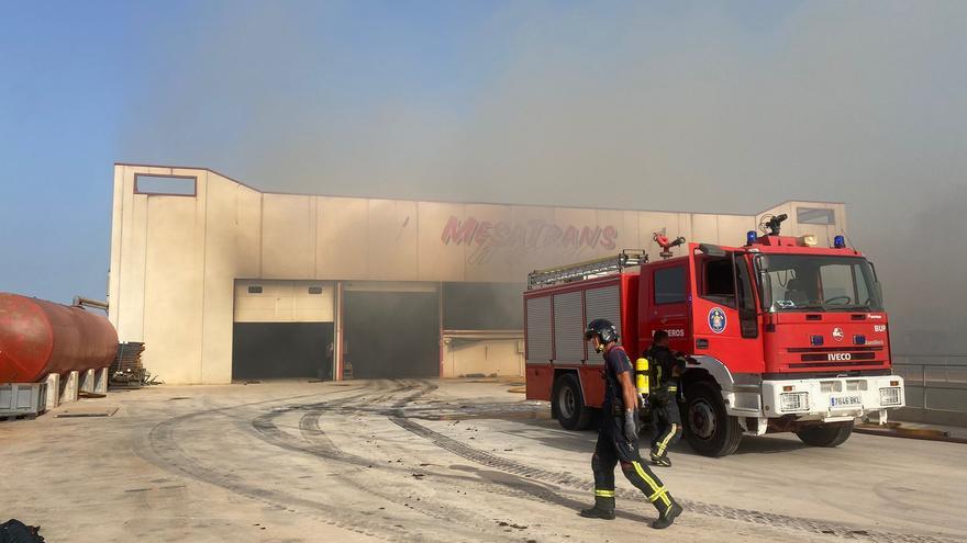 Los bomberos trabajan sin descanso para sofocar las llamas de la cuadra de caballos en Cartagena