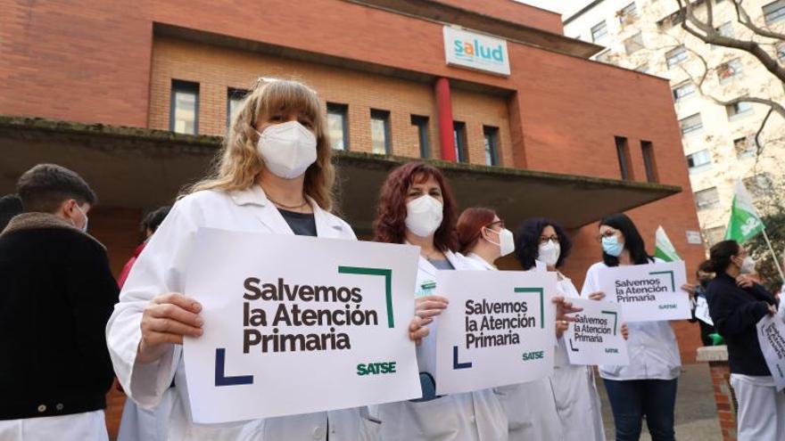 Varias sanitarias en Zaragoza durante la protesta convocada por el sindicato Satse.