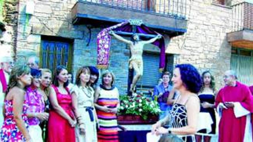 Las Mestas entroniza y saca en procesión al Cristo de la Agonía