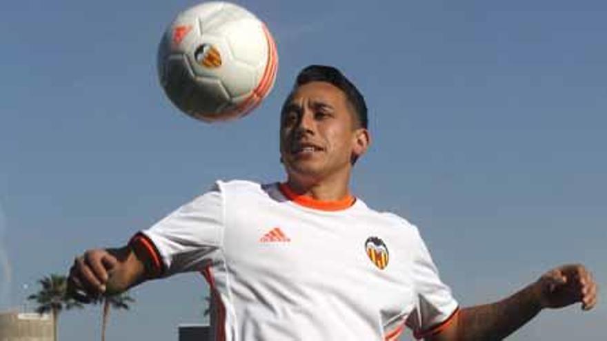 Fabián Orellana, de 31 años, nuevo fichaje del Valencia, realiza controles de balón durante su presentación, ayer en la ciudad deportiva de Paterna.