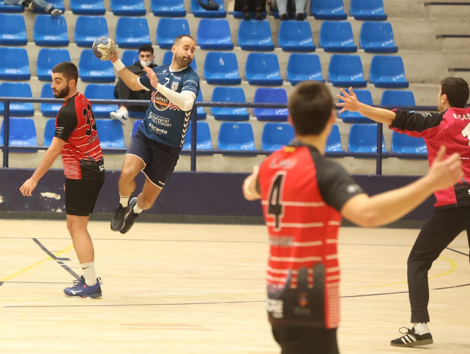 Victoria en balonmano Eon 26 - 20 Esplugues en el Pitiu Rochel de Alicante