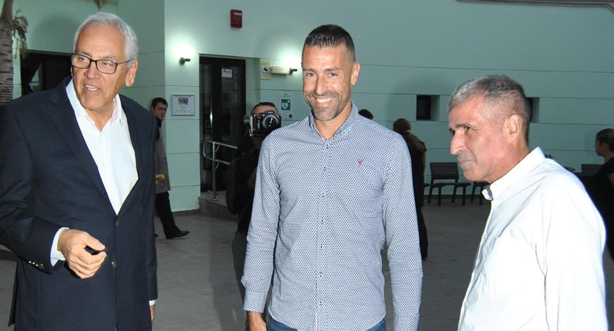 David García, junto a Ramón Suárez, concejal de Deportes del Ayuntamiento de San Bartolomé, y Orlando Baena.