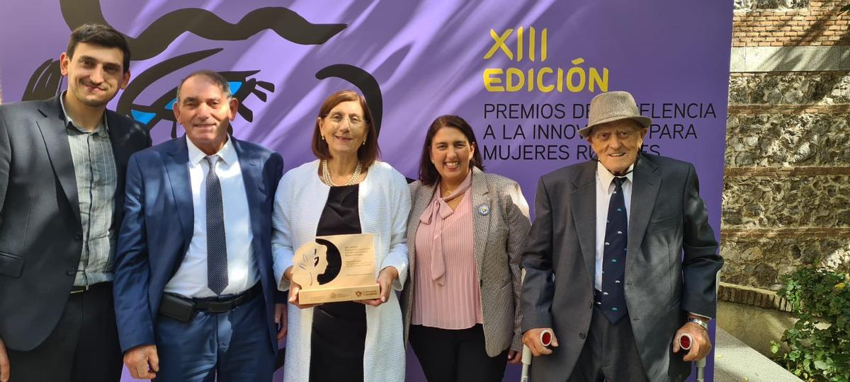 Manuel González Rúa junto a su hija y su yerno, Mercedes y Manuel, y sus nietos Manuel y Pilar, como fundadores de Frigoríficos Rosa de los Vientos.