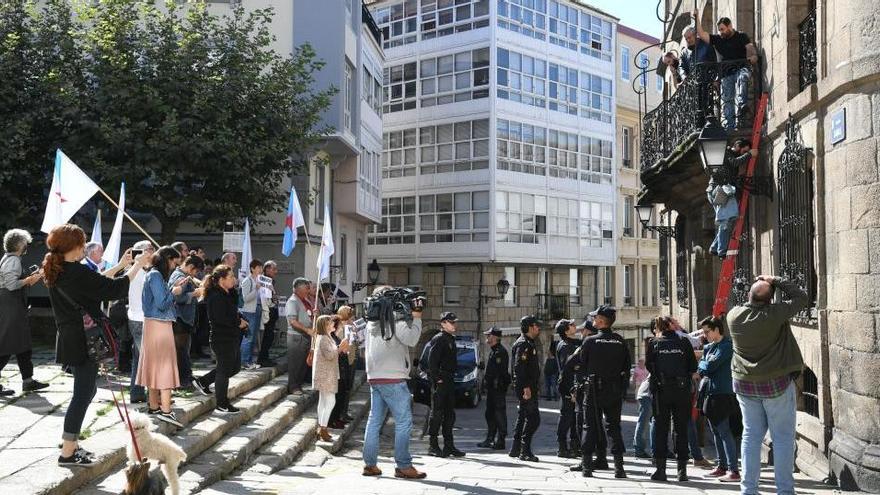 La Policía Nacional identificó a los activistas el día en el que se produjo su acción en la Casa Cornide. // Carlos Pardellas
