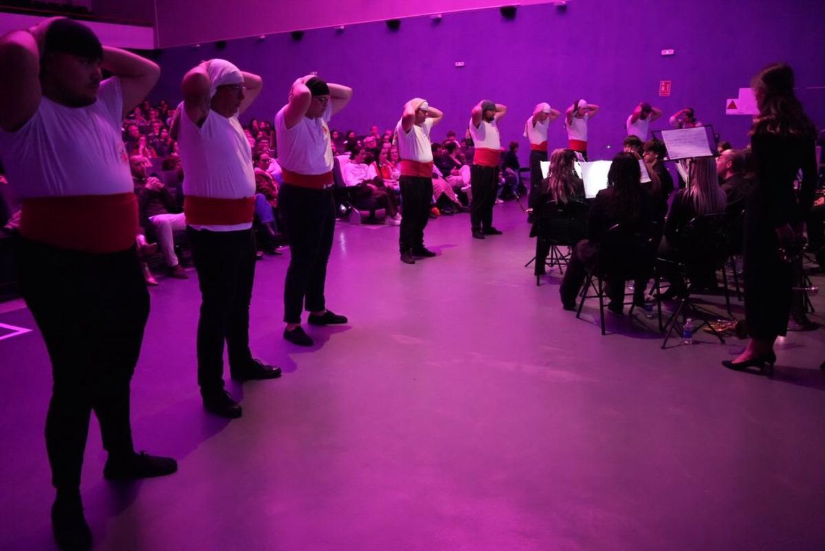 Costaleros recrean el trabajo bajo los pasos.