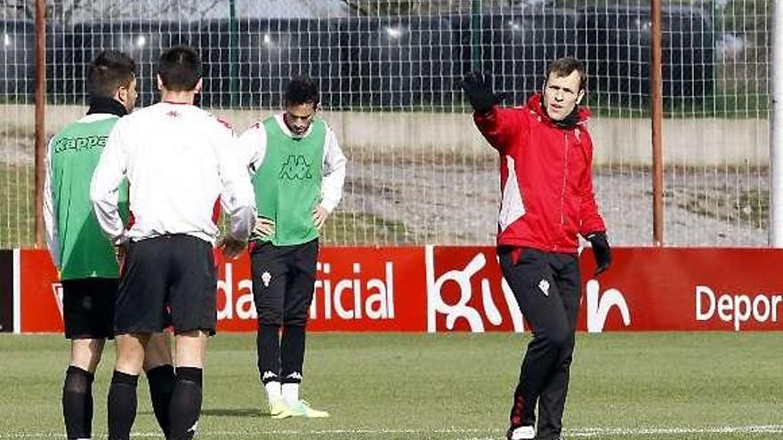 Manuel Sánchez Murias da instrucciones a sus jugadores en Mareo.