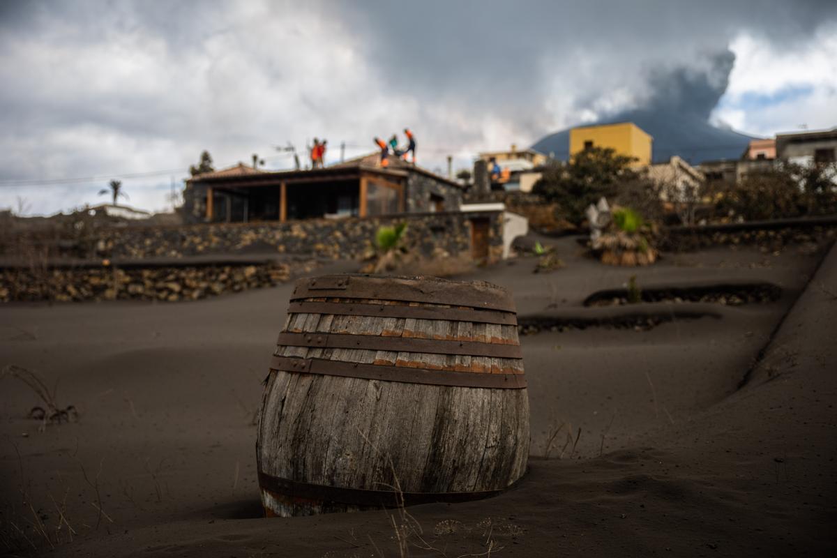 Vista de una zona de exclusión con el volcán de Cumbre Vieja por detrás.