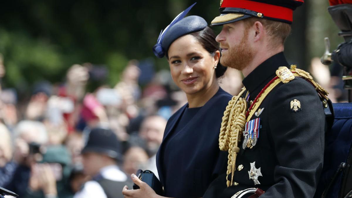 Meghan Markle con un vestido azul marino de Givenchy y un tocado a juego acompañando al príncipe Harry en el desfile militar en honor al cumpleaños de la reina Isabel II