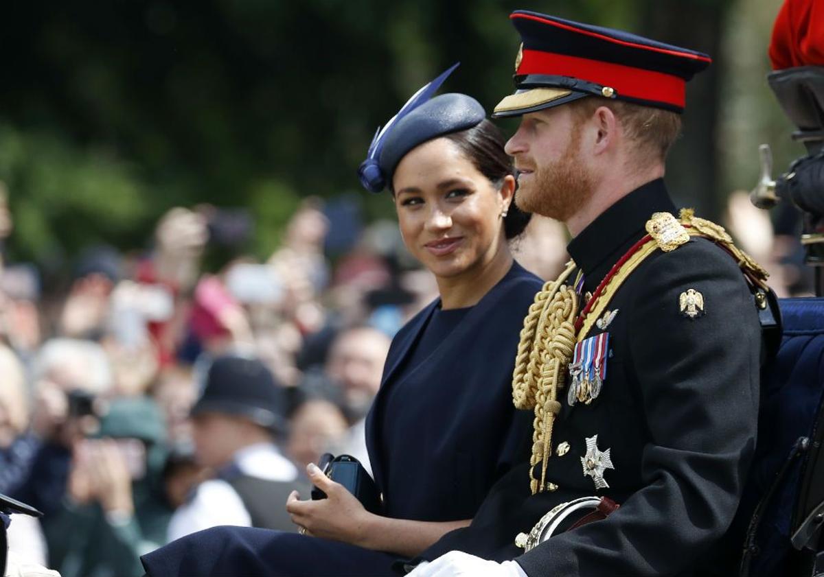 Meghan Markle con un vestido azul marino de Givenchy y un tocado a juego acompañando al príncipe Harry en el desfile militar en honor al cumpleaños de la reina Isabel II