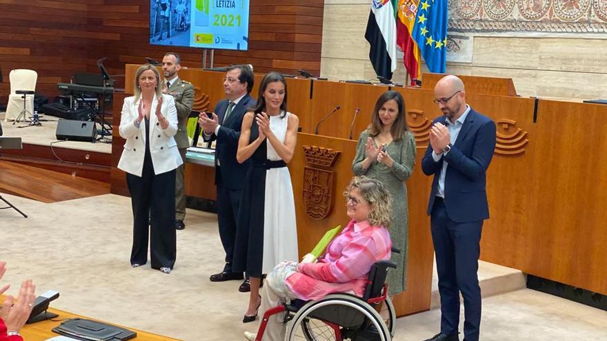 La presidenta de la Fundación CERMI Mujeres, Marta Valencia, recibe el premio Reina Letizia 2021