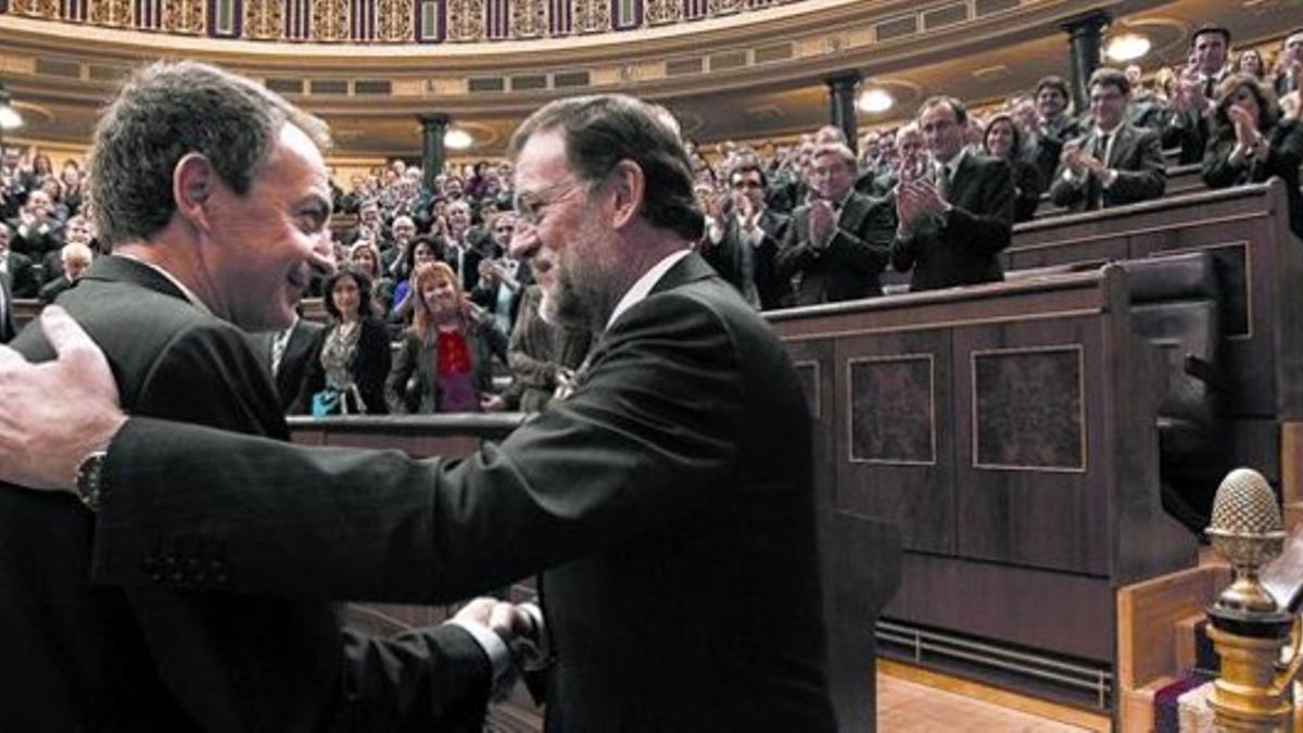 Zapatero felicita, ayer, a Rajoy tras concluir el debate de investidura.