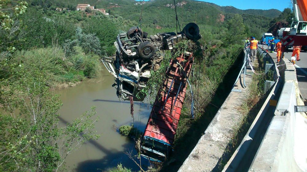 Retirada d'un camió accidentat a la C-55