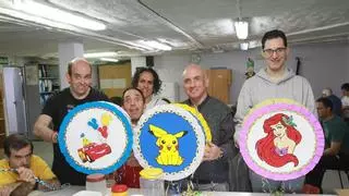 De Ourense a cientos de cumpleaños: las piñatas artesanales que nacen en el taller de Aspanas y llenan de color las fiestas infantiles