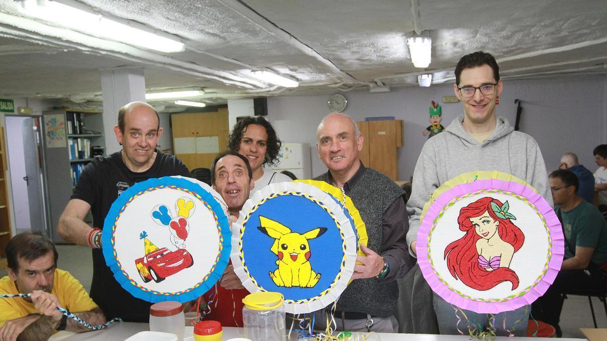 De Ourense a cientos de cumpleaños: las piñatas artesanales que nacen en el taller de Aspanas y llenan de color las fiestas infantiles