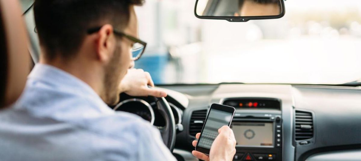 Usar el móvil conduciendo triplica el riesgo de siniestro.