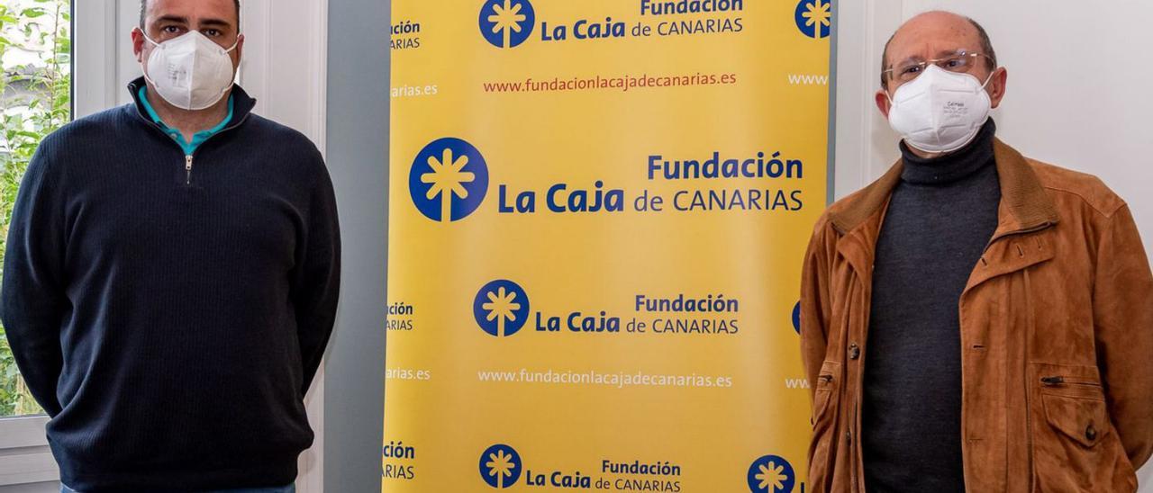 Manuel Sánchez -derecha-, presidente de la Fundación La Caja de Canarias, junto a Francisco Falcón, del club de Guía. | | LP/DLP