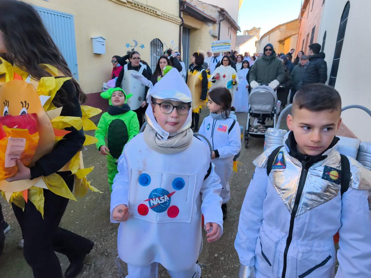 El Antruejo de Espigas recorre las calles de Villalube