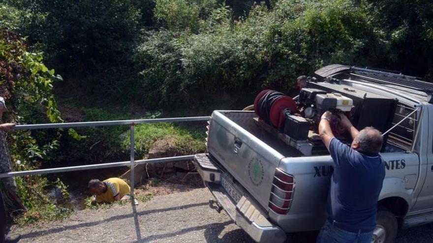 Los comuneros de Cea cargan agua para participar en los trabajos de extinción. |   // NOÉ PARGA