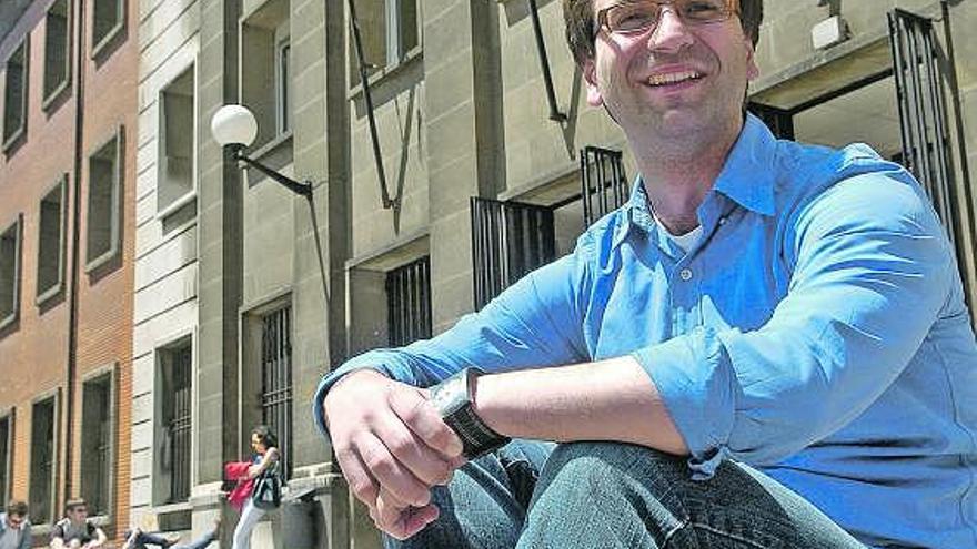 FÍSICOS PARA EL FUTURO. Arriba, Diego Rodríguez-Gómez, en la escalinata de acceso a la Facultad de Ciencias. Debajo, Bárbara Álvarez, en el laboratorio de Altas Energías de la Universidad. Una pantalla les conecta con el CERN.