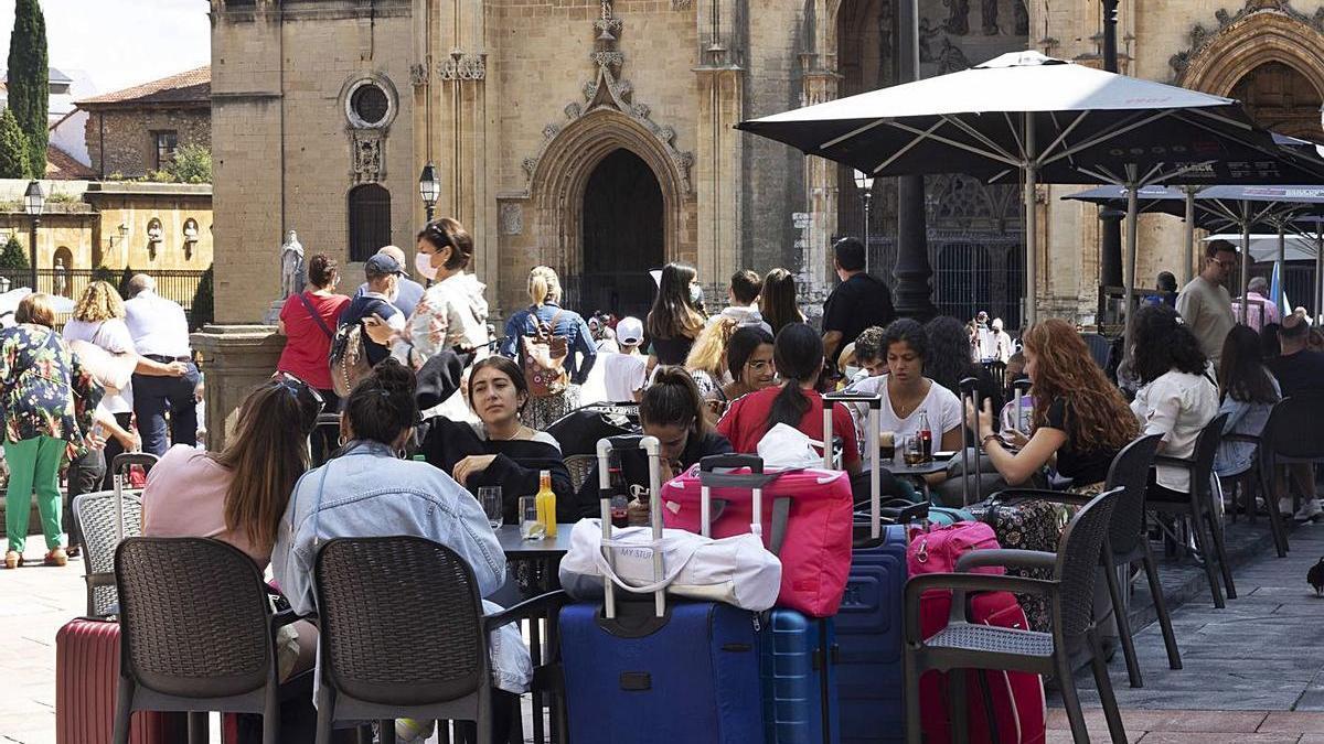 Terrazas hosteleras en la plaza de la Catedral de Oviedo, en una imagen de archivo. | LNE