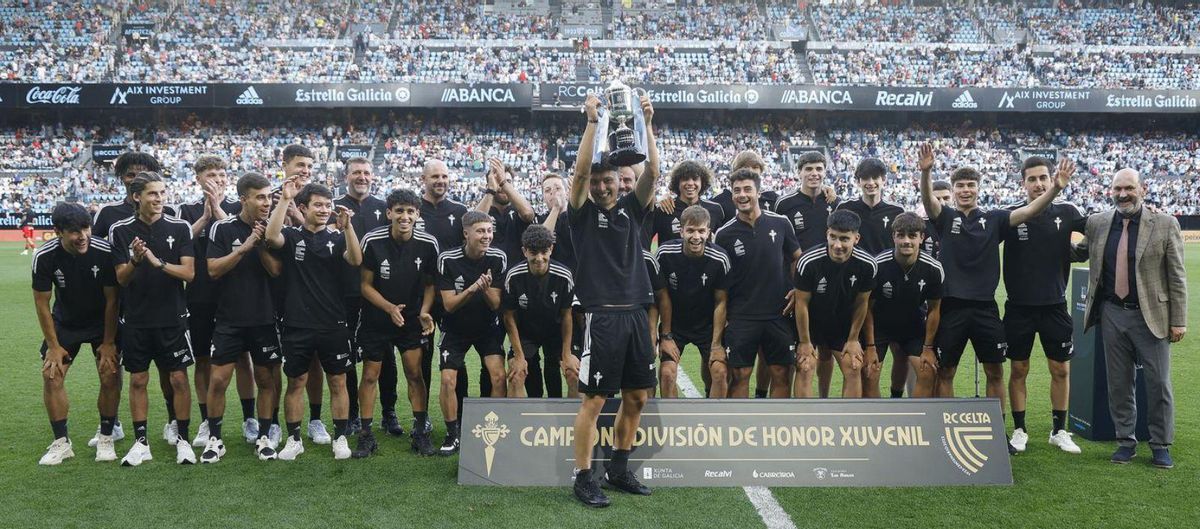 El seleccionador nacional, en el palco de Balaídos