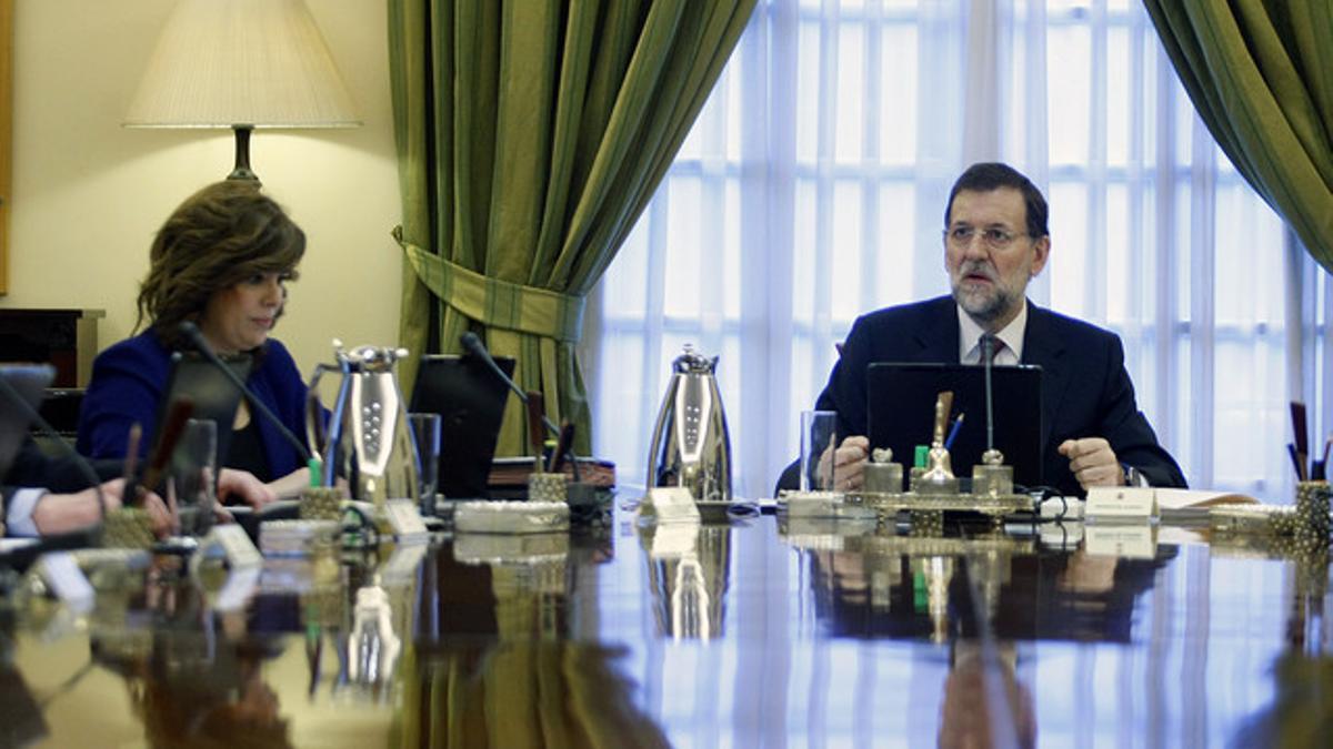 Mariano Rajoy y Soraya Sáenz de Santamaría, durante el primer Consejo de Ministros del nuevo Gobierno, el pasado 23 de diciembre.