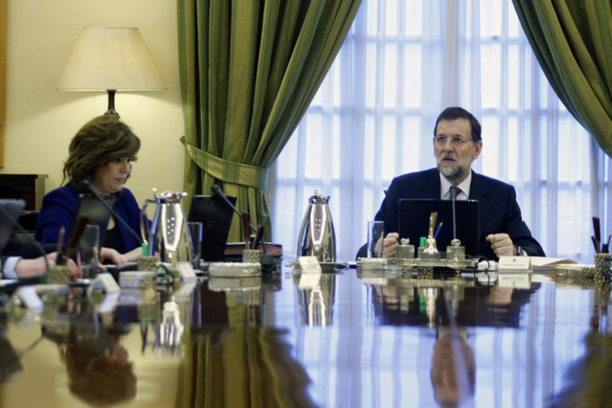 Mariano Rajoy i Soraya Sáenz de Santamaría, durant el primer Consell de Ministres del nou Govern, el dia 23 de desembre.